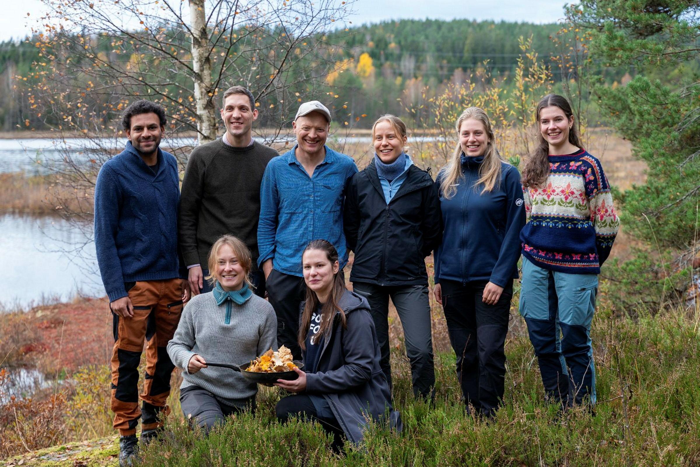 Fra venstre, bakre rad: ordfører i Enebakk, Christopher Leiknes, klima- og miljøminister Andreas Bjelland Eriksen, professor Stian Stensland, Ida Standal Kalland, Elise Wind, Linnea Hansen Fra venstre, foran: Katrine Haughom Hillestad, Fruzsina Blanka