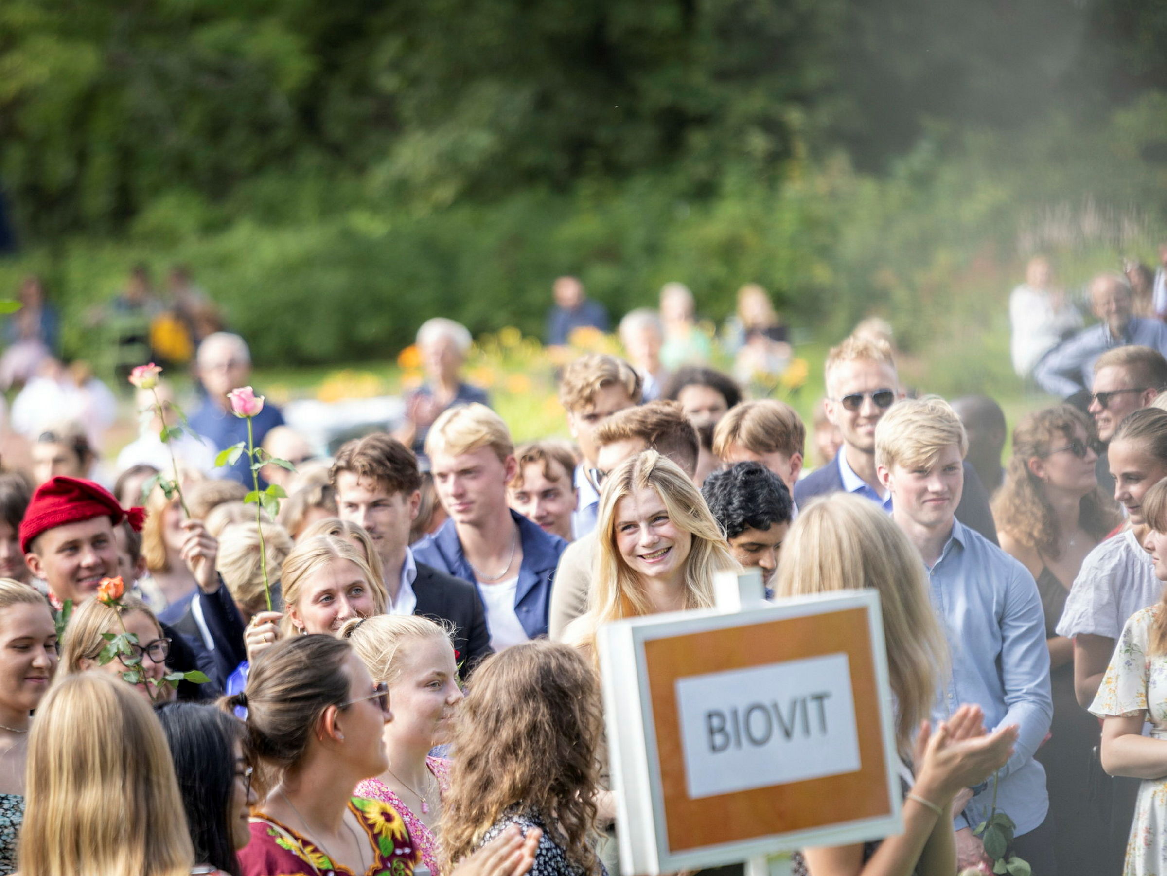 Immatrikulering ved NMBU er en tradisjonsrik begivenhet.
Mottakelsen av våre nye studenter på Storeplenen  foran Urbygningen på campus.
Åsblæst’n spiller,  Taler og hilsener til studentene, Roseseremoni og pilekoret Ivar.