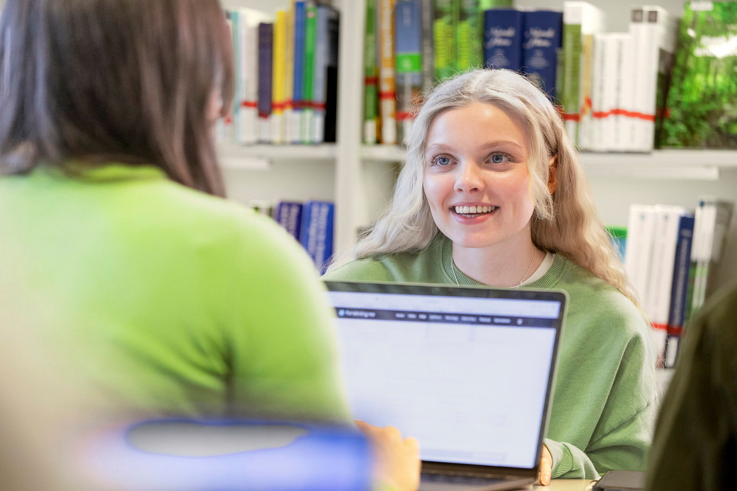 Studenter i de nyoppussede lokalene til Universitetsbiblioteket Sørhellinga (ferdig 28.02.24)
Bildene er tatt den 13.03.24