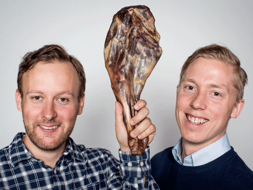 Masterstudentene Anders Stabursvik (t.v.) og Ulrik Rosted har undersøkt om fenalår egner seg for franske ganer.