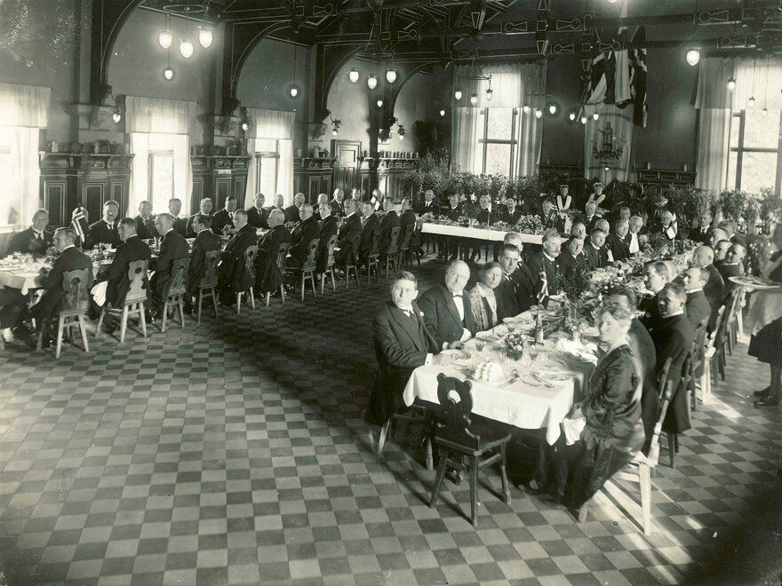 Bildet viser: Pres. Relander kreeres til æresdoktor. 6/10-1926 . Spisesalen i Økonomibygningen, nå Økonomikantina