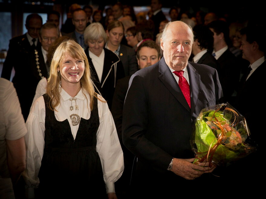 Åpningen av NMBU 16.1.2014

Den offisielle åpningen fant sted 16. januar 2014.

Tilstede er H.M. Kongen, kunnskapsminister Torbjørn Røe Isaksen og en rekke andre inviterte gjester. 