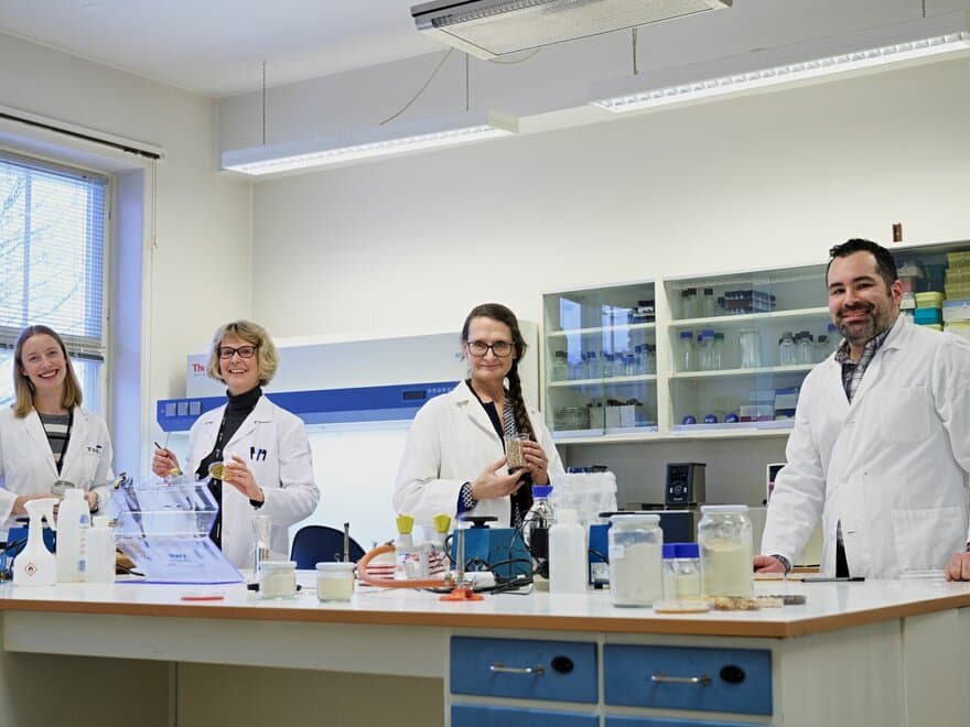 Fra venstre: Tora Asledottir, Hilde Østlie, Tove Devold og Davide Porcellato, alle forskere ved NMBUs fakultet for kjemi, bioteknologi og matvitenskap som arbeider med SIMBA-prosjektet.