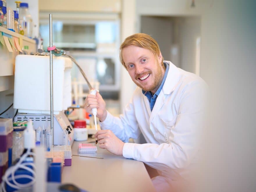 Eirik Kommedal har skrevet doktorgrad ved fakultet for kjemi, bioteknologi og matvitenskap på NMBU.