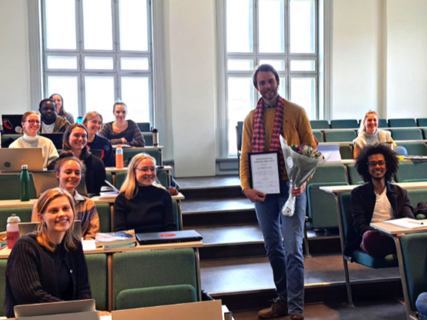 Semesterets beste underviser Lars Kåre Grimsby sammen med fornøyde studenter i emnet EDS104 “Environmental and Sustainability Science” ved Noragric, Fakultet for landskap og samfunn.