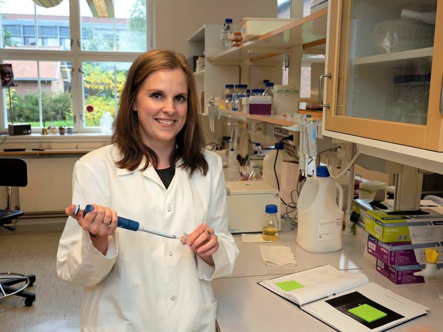 Anja Ruud Winther har nettopp tatt doktorgraden på hvordan to bestemte proteiner må til for at pneumokokkene skal klare å dele seg og gjøre deg syk.