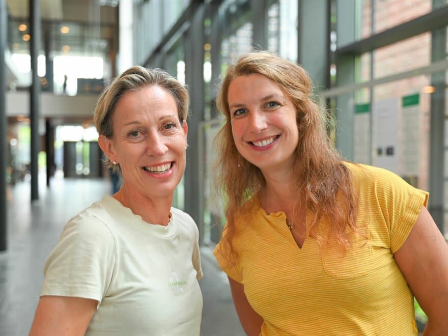 Studieveileder Heidi Rudi og studieleder ved KBM Hilde Vinje ønsker velkommen til nye studenter. 
