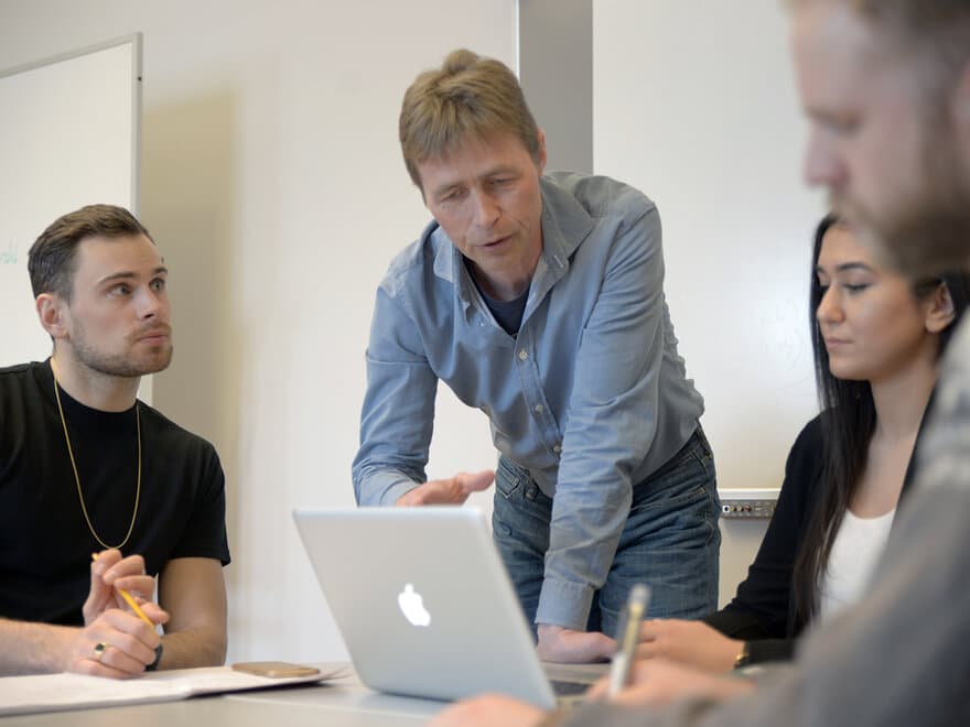 Professor Knut Einar Rosendahl ved Handelshøyskolen underviser studenter