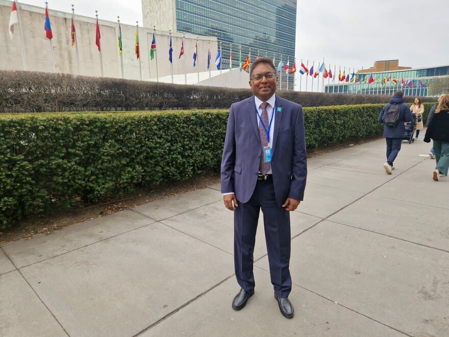 Harsha Ratnaweera, professor i vannteknologi ved NMBU, foran FNs hovedkvarter i New York i forbindelse med FNs vannkonferanse i mars 2023.