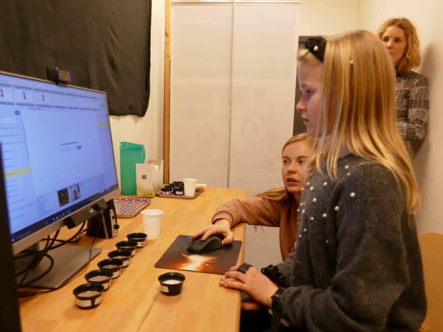 Niåringen Thia ser på skjermen mens masterstudent Åse Riseng Grendstad og stipendiat Martina Galler (bakerst) følger med. 