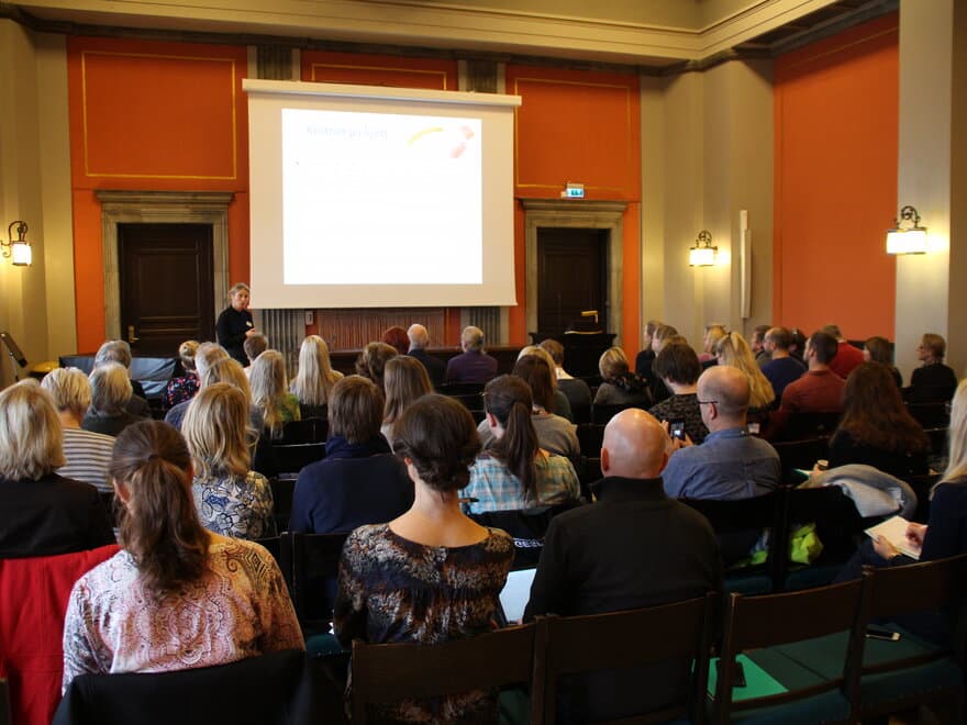 Guro Berge Smedshaug fra Helsedirektoratet holder innlegg på sluttseminaret til forskningsprosjektet Sunnere storfekjøtt. 