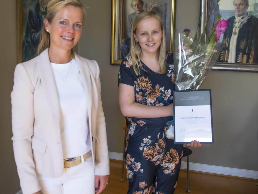 Maren Anna, the jury concluded that your work is superior when it comes to theoretical level, it is original, and of great relevance within both renewable energy and biosciences. I congratulate you with the Alf Bjørseth Inspiration Award 2021, said Tone-B