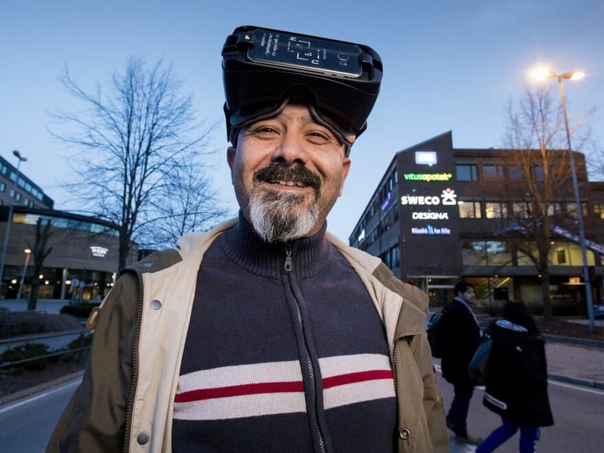 Ramzi Hassan ble med til Ski sentrum og tok med sine VR-briller. – Med disse kan vi oppdage verden på en helt ny måte og besøke steder, bygninger og hendelser som er utilgjengelige for oss i den virkelige verden sier han. 