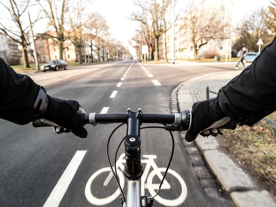 De som bor tettest på sentrum sykler og går mest til jobben