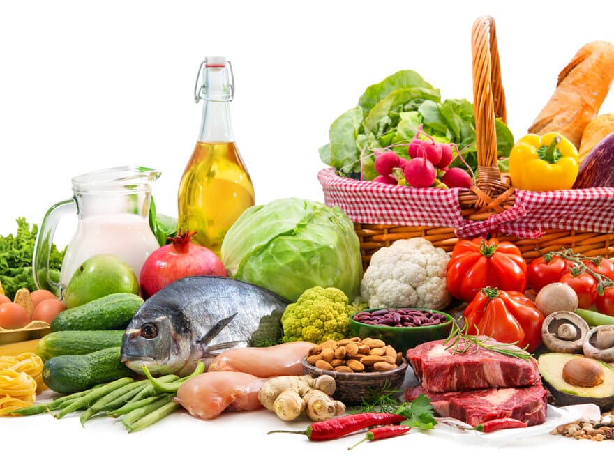 Birger Svihus anbefaler et variert kosthold med mye grønnsaker, egg, fisk og melk for å få i seg nok vitaminer. 