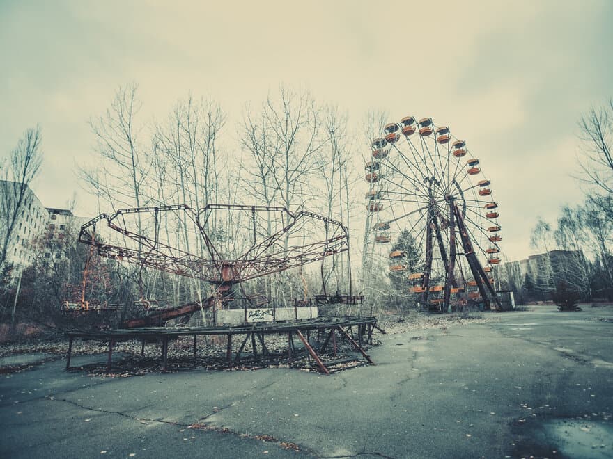 Forlatt karusell og pariserhjul i Pirpyat, eksluderingssonen i Tsjernobyl. 