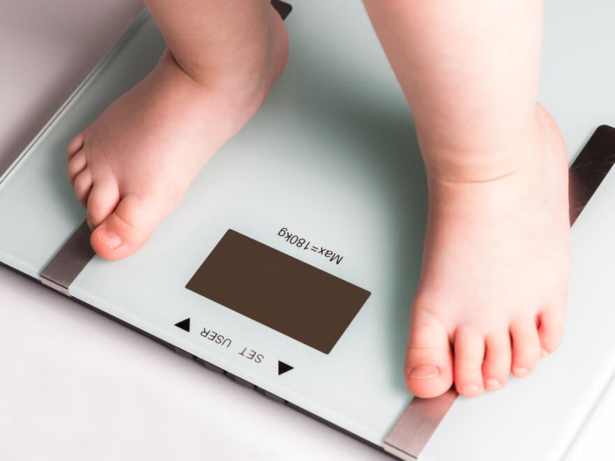 Både oppvekstforhold og gener påvirker risikoen for fedme og hjerte- og karsykdommer, viser en ny studie.
