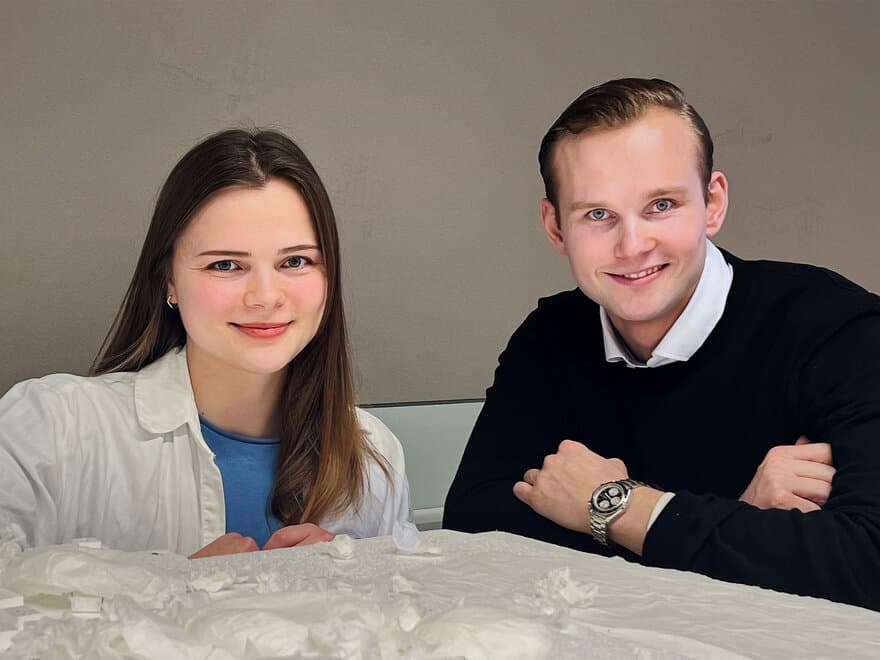 Studentene Synne Thorshaug Eide (t.v.) og Olav Olsborg har jobbet med å redusere klimagassutslipp i studentkonkurransen Grensesprengeren 2023.