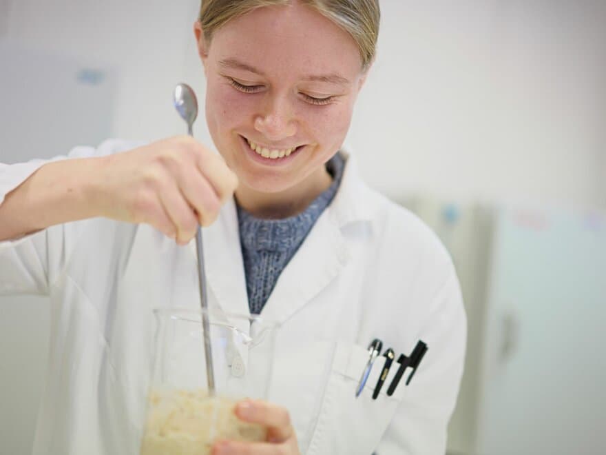 Johanne Paulsen har nylig avsluttet en mastergrad i bioteknologi ved NMBU, hvor hun skrev masteroppgave om surdeig. 