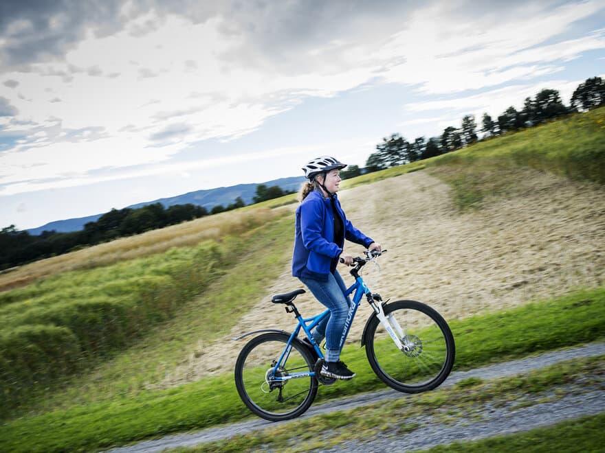 Ofte sett på sykkel. Pia Heltoft sykler ofte langs Mjøsa. I Forsker grand prix kaller hun seg potetforsker. 