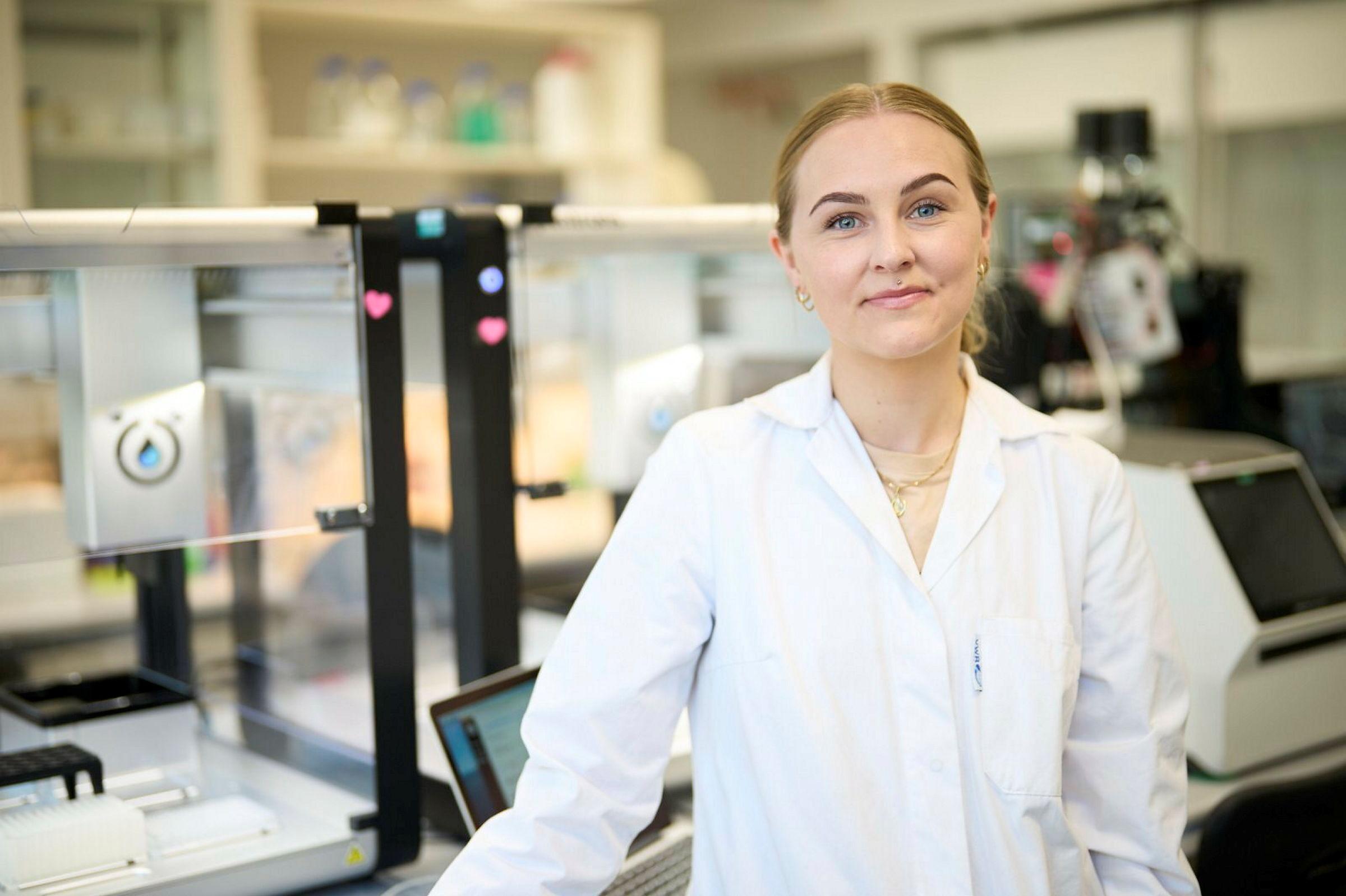 Stipendiat Eirin Landsem Dalleywater ved KBM (fakultet for kjemi, bioteknologi og matvitenskap), fotografert i mai 2023.