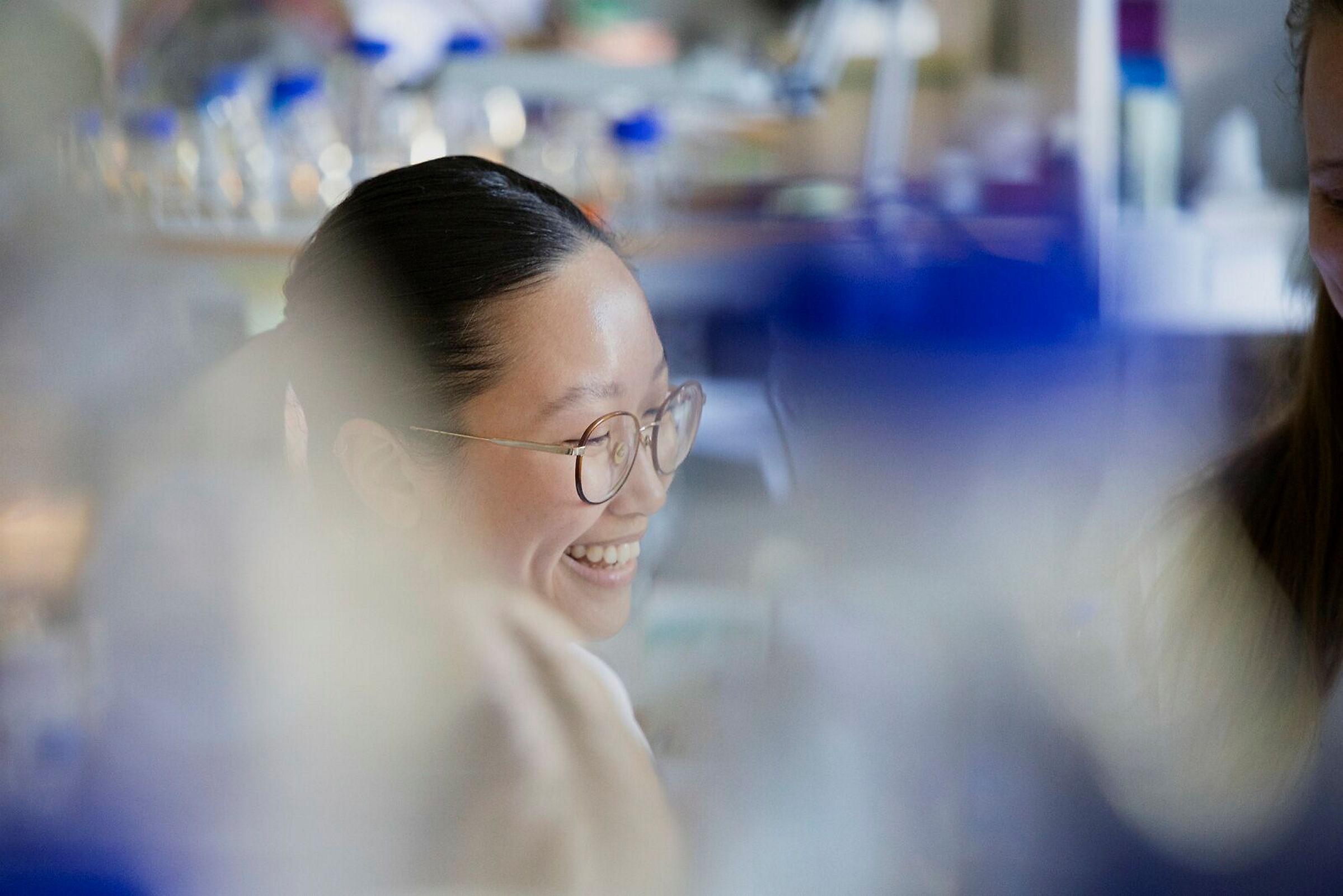 Ragnhild Sødal Gjennestad på lab med studenter. Fakultet for kjemi, bioteknologi og matvitenskap
Studentene jobber på lab og prøver å finne genetiske endringer som bidrar til resistens for penicillin (et type antibiotikum) hos pneumokokker (en bakte