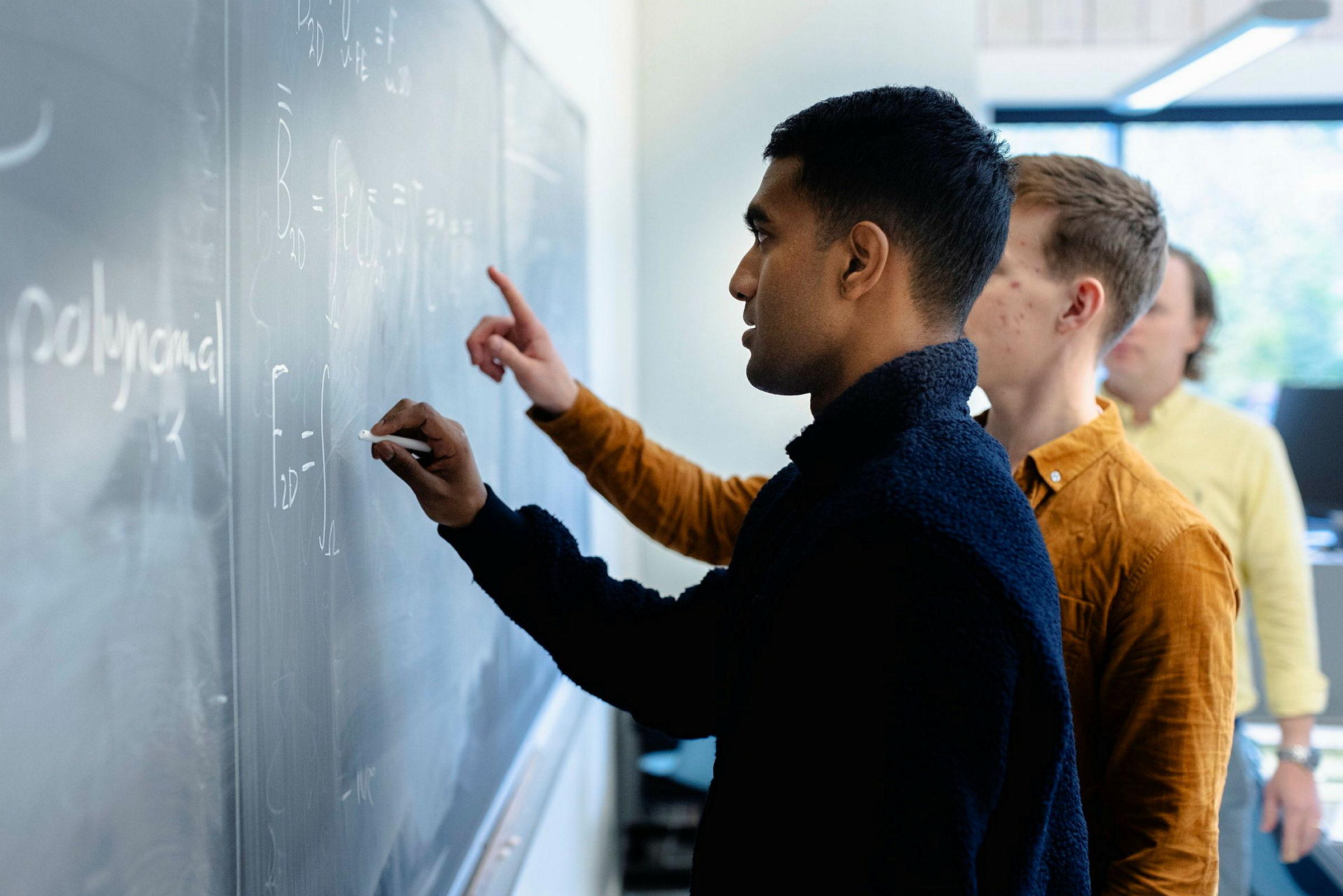 Fakultet for realfag og teknologi
Studenter og veileder fotografert i undervisningsrom på Sørenga.
Samtykke fra studentene er innhentet.