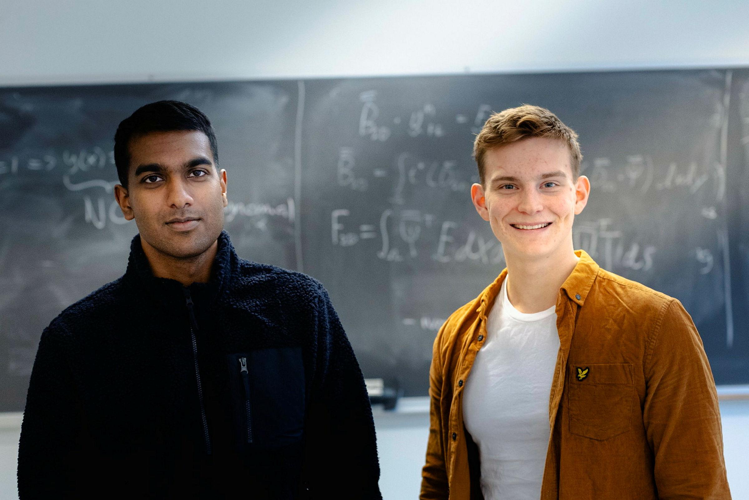 Fakultet for realfag og teknologi
Studenter og veileder fotografert i undervisningsrom på Sørenga.
Samtykke fra studentene er innhentet.